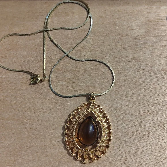 Vtg 1974 Sarah Coventry Amber Teardrop Goldtone Pendant 1.5” - Picture 6 of 6
